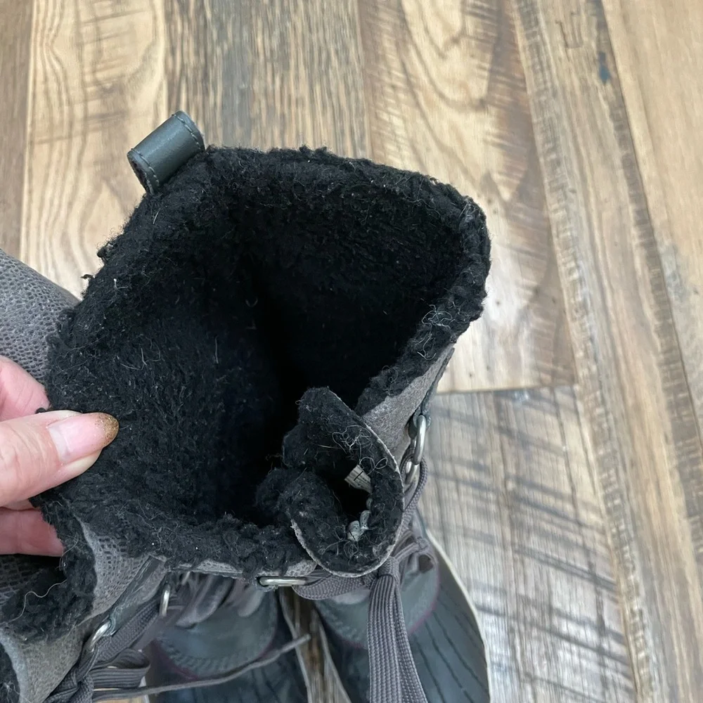 Sorel waterproof winter snow boots Wm 6